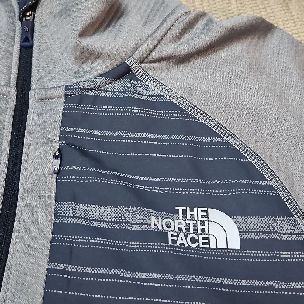 The North Face Men's Quarter-Zip Pullover Medium Gray Running